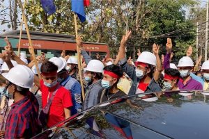 Miles de manifestantes se oponen al golpe militar